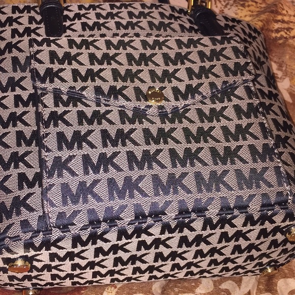 Michael Kors Handbags - MK Purse Great Condition 9”L 12” W Midsize Bag